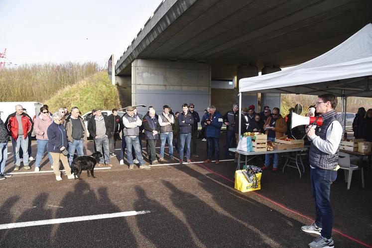 Sur l’A5, bloquée dans les deux sens au niveau de Réau (Seine-et-Marne), la cinquantaine de tracteurs et les exploitants présents ont reçu un important renfort venu de l’Yonne, de l’Aube et de Haute-Saône. 