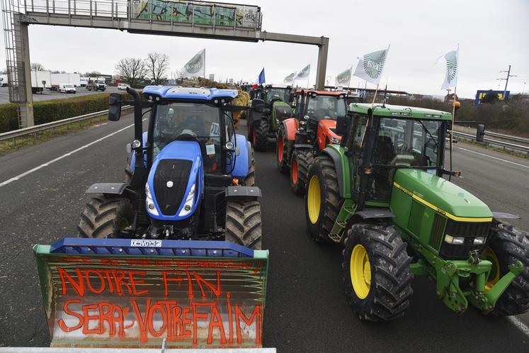 Sur l’A6, 120 tracteurs venus du sud de Seine-et-Marne, de l’Essonne et du Loiret ont bloqué la voie province-Paris au niveau de Villabé (Essonne). Ils ont reçu le renfort d’une quarantaine de JA de Dordogne venus en bus. Depuis, mardi 30 janvier au soir, ils ont avancé d’une dizaine de kilomètres au niveau de Chilly-Mazarin, enserrant ainsi Paris au plus près pour démontrer une colère grandissante.