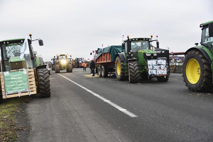 Départ des premiers tracteurs de l’A6 vers Chilly-Mazarin.