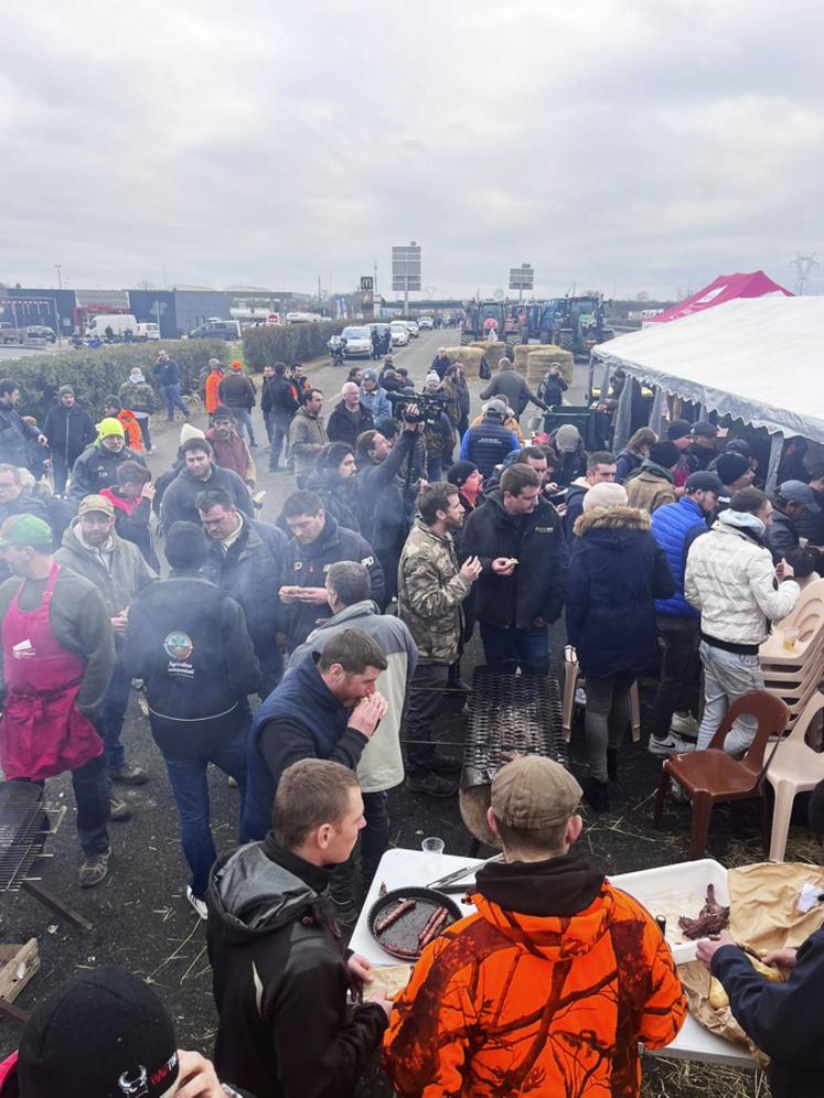 Moment de convivialité sur l’A6 où les JA 77 étaient présents en force.