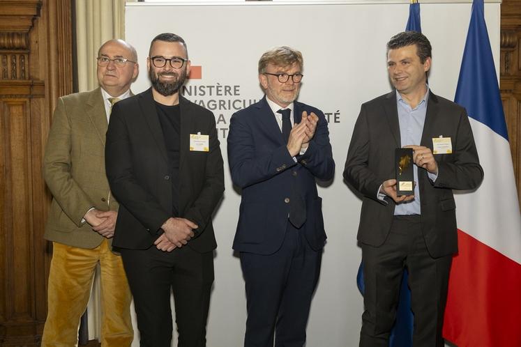 Le 30 janvier, à Paris. Le brasseur Vincent Crosnier (à d.) a été distingué par le ministre de l'Agriculture, Marc Fesneau, du Prix d'excellence 2024 pour ses bières L'Eurélienne.
