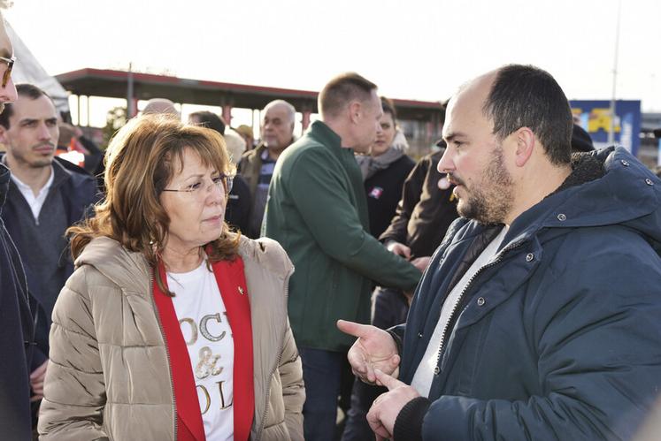 Frédéric Arnoult, vice-président de l'Union de l'Essonne, explique les raisons de la revendication à Brigitte Vermillet, maire de Morangis. De nombreux élus sont venus sur les différents points de blocage pour discuter de la situation avec les agriculteurs.