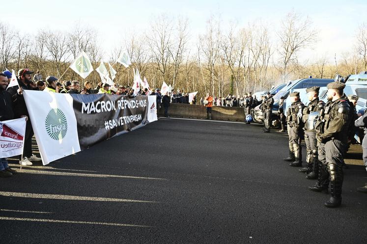 À partir du 29 janvier, le blocage s'est déplacé au niveau de la gare de Longvilliers, puis jusqu'à l'aire de Janvry.