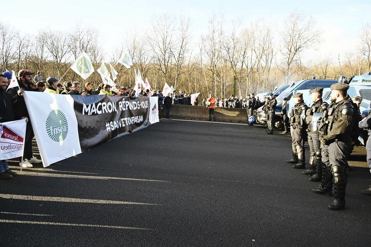 À partir du 29&nbsp;janvier, le blocage s'est déplacé au niveau de la gare de Longvilliers, puis jusqu'à l'aire de Janvry.