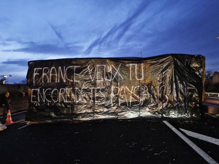 Une banderole avait été déployée au niveau d'un pont de l'A13 dès le 26 janvier.