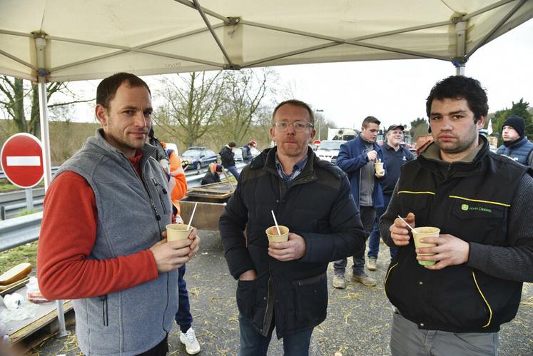 Pause choucroute pour les manifestants venus de Lillers (Pas-de-Calais) partis à 8 heures et arrivés sur le point de blocage de l'A1 vers 16 heures.