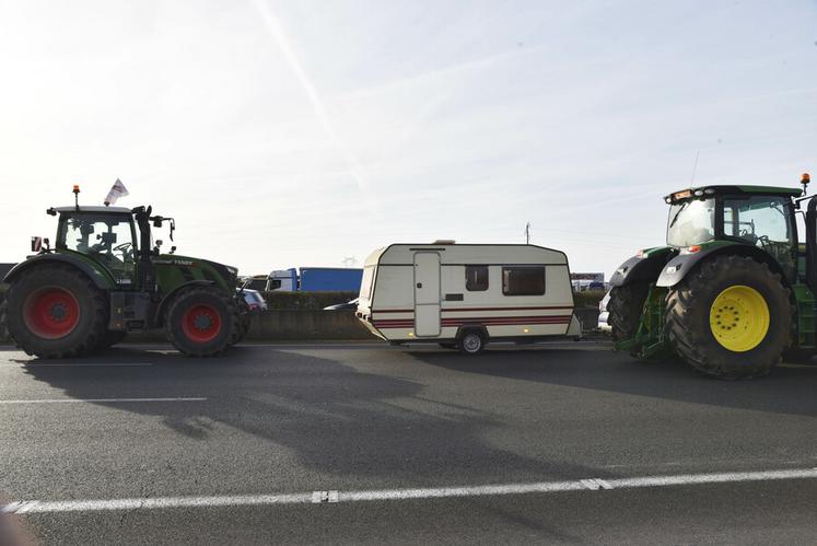 Certains manifestants sont venus avec leur camping-car, d'autres dormaient dans leurs véhicules. 