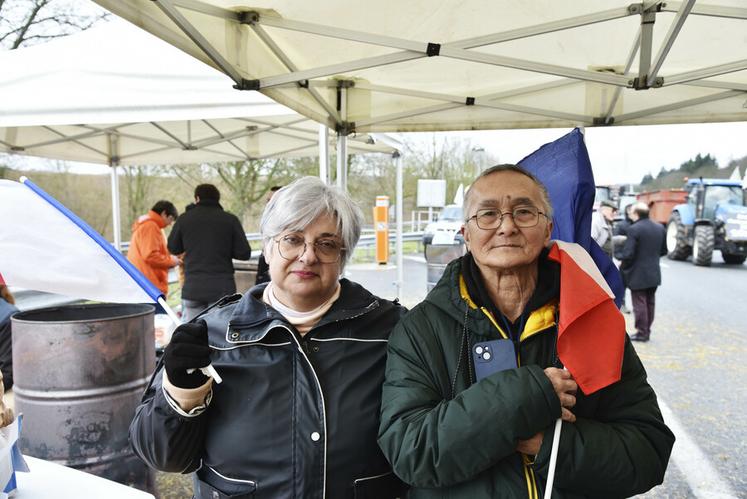 Murielle et Claude, habitants du Val-d'Oise, venus pour manifester leur soutien, le 1er février sur le campement de l'A1.