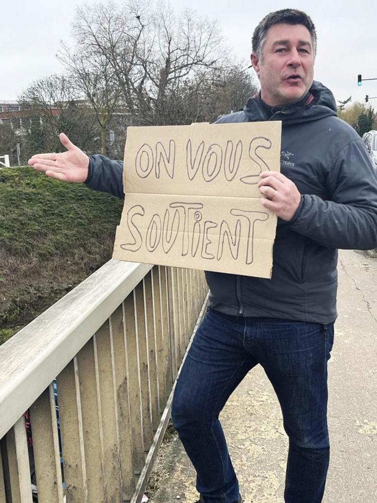 Une manifestation de solidarité d'un piéton au mouvement des agriculteurs.