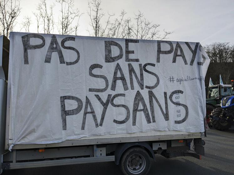 Au point de blocage d'Argenteuil, comme sur tous les autres points de blocage, des banderoles expriment la colère et les revendications des agriculteurs.