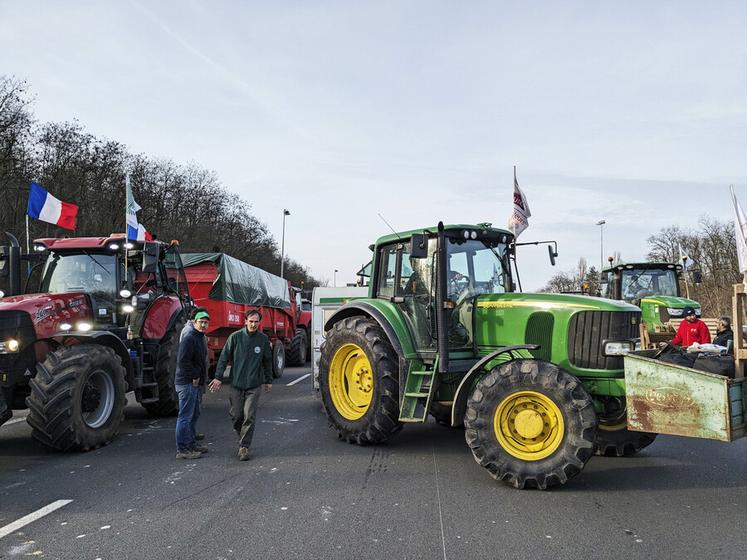 Damien Radet, secrétaire général de la FDSEA Île-de-France, sur le point de blocage de l'A15. 