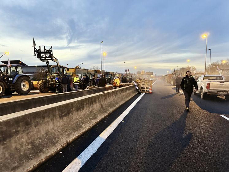 Les tracteurs se sont déplacés du péage de Buchelay à l'aire d'Épone.