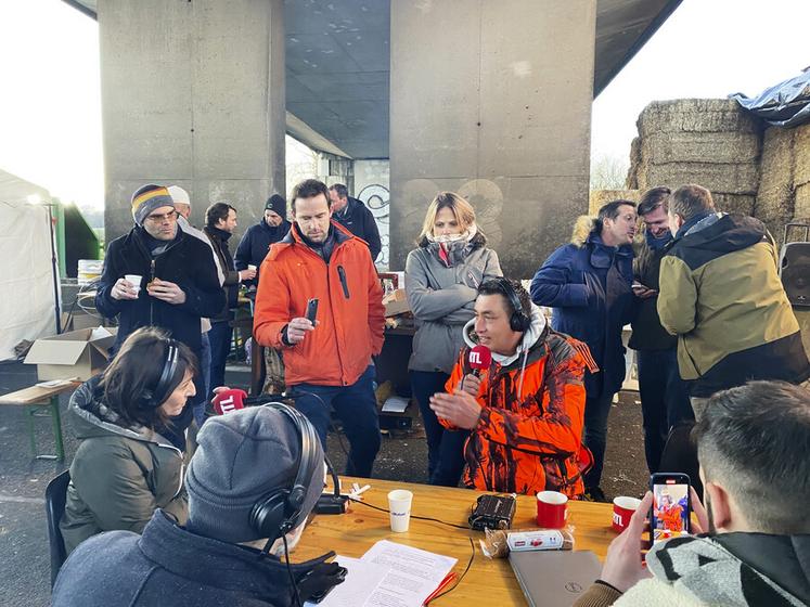 Après avoir accueilli Karine Le Marchand dès le début du blocage, ainsi que de nombreux médias, le blocus de l'A4 à hauteur de Jossigny a servi d'écrin à l'émission RTL matin avec Amandine Bégot, jeudi 1er février de 7 heures à 9 heures.