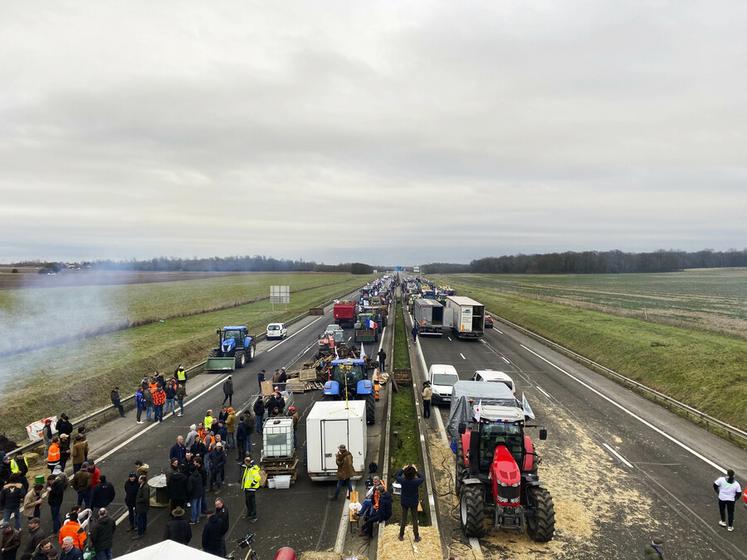 Le campement de l'A4, installé sur les deux voies, a compté jusqu'à 250 tracteurs et 500 personnes au niveau de Jossigny.