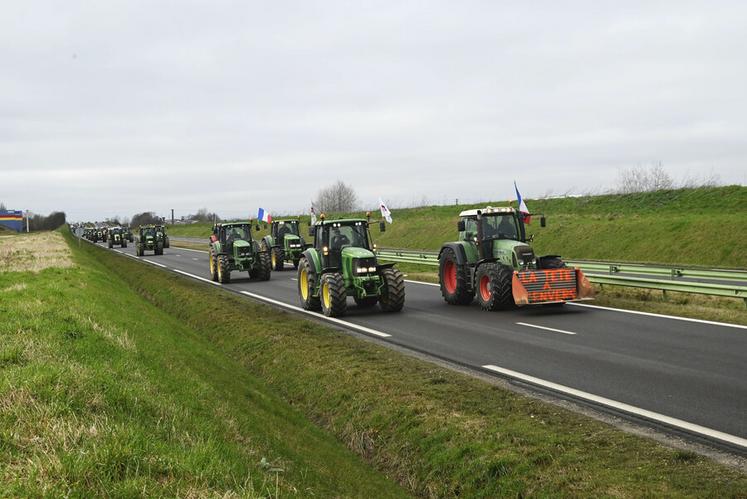 Vendredi 2 février, à Blois. Une centaine d'agriculteurs, et la moitié de tracteurs, ont convergé vers la préfecture.