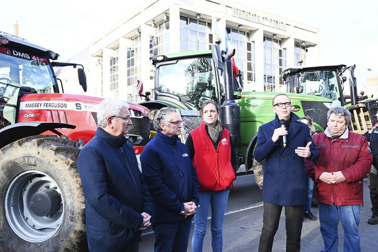 Xavier Pelletier, préfet de Loir-et-Cher, ainsi que de nombreux élus du département sont venus à la rencontre des agriculteurs et ont pris le temps d'échanger avec eux. 