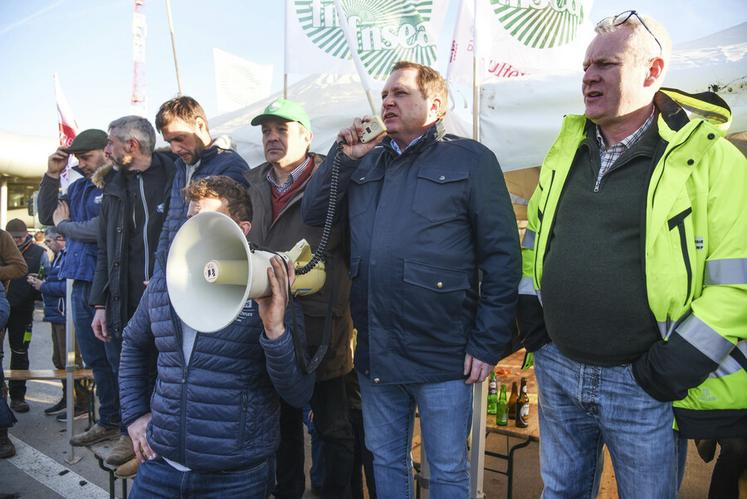 Vendredi 26 janvier, à Saint-Arnoult-en-Yvelines. Les représentants syndicaux ont pris la parole à tour de rôle pour exprimer les motifs de la colère des agriculteurs.