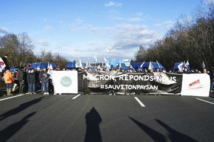 Le 1er février, sur l'A10. Les manifestants entament une marche vers Paris, jusqu'au contact avec les forces de l'ordre.