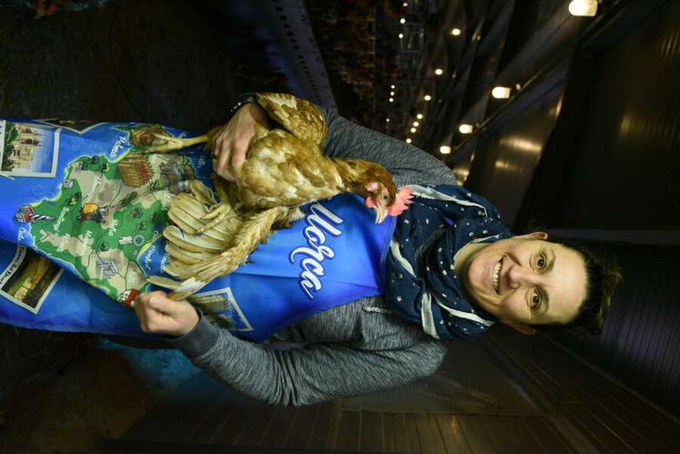 Lydie Boussin dans son poulailler.