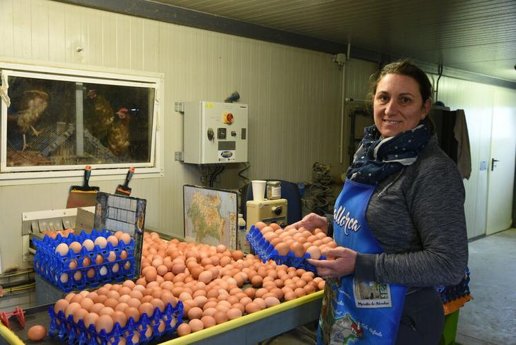 Lydie Boussin trie elle-même ses œufs bio à la main car elle n'emploie personne sur son exploitation.