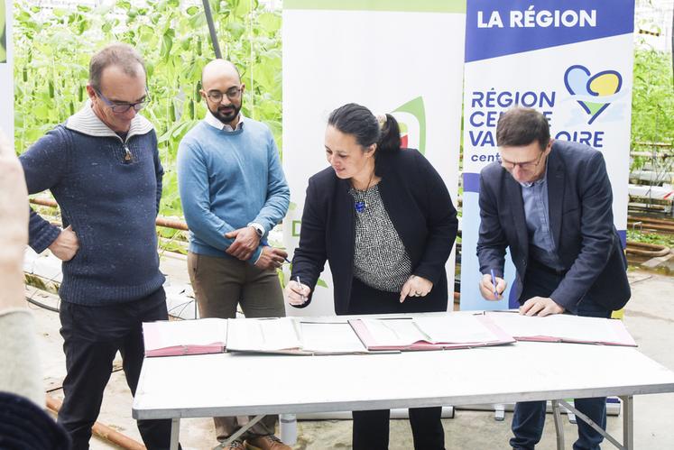 Jeudi 8 février, à Ouvrouer-les-Champs (Loiret). La vice-présidente du conseil régional, Temanuata Girard, et le président de la chambre régionale d'Agriculture, Philippe Noyau, ont signé la 4e déclinaison du Cap filière légumes.