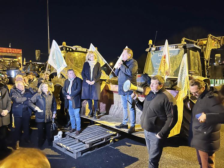 Valérie Pécresse est venue soutenir les manifestants sur les points de blocage.