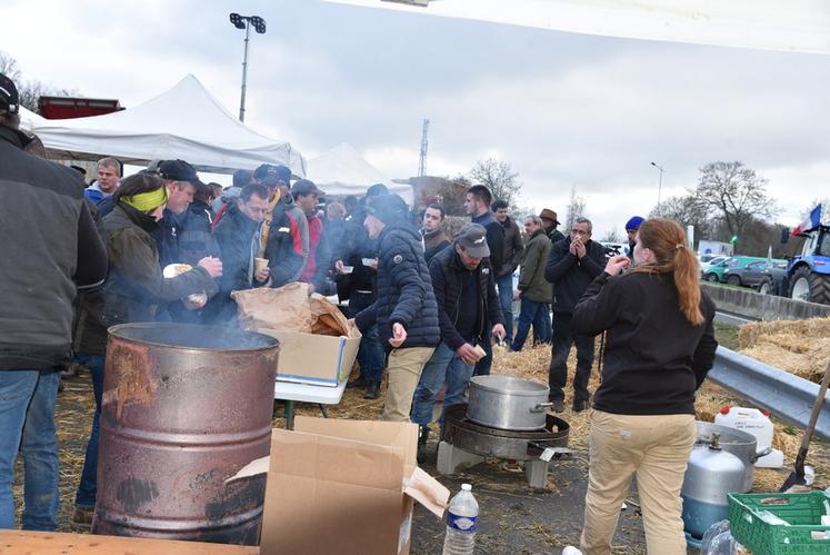 Distribution de repas sur une « base de vie » au point de blocage de l'A1.