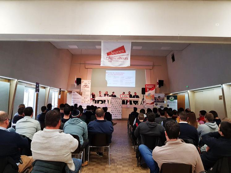 La salle des fêtes d'Outarville était comble pour l'assemblée générale de Jeunes agriculteurs Loiret. 