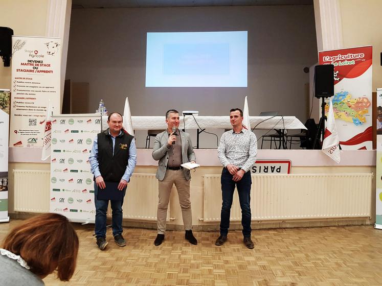 Sébastien Mery (au c.), président de la FNSEA 45, s'est exprimé, aux côtés de l’ancien président de JA 45, Gabriel Beaulieu (à g.), et du nouveau, Valentin Caron. 