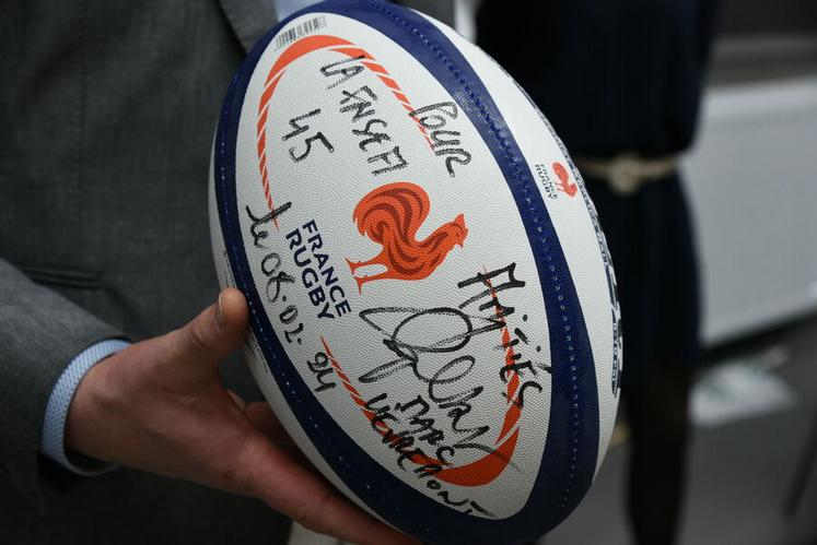 Marc Lièvremont a dédicacé un ballon de rugby pour la FNSEA 45.