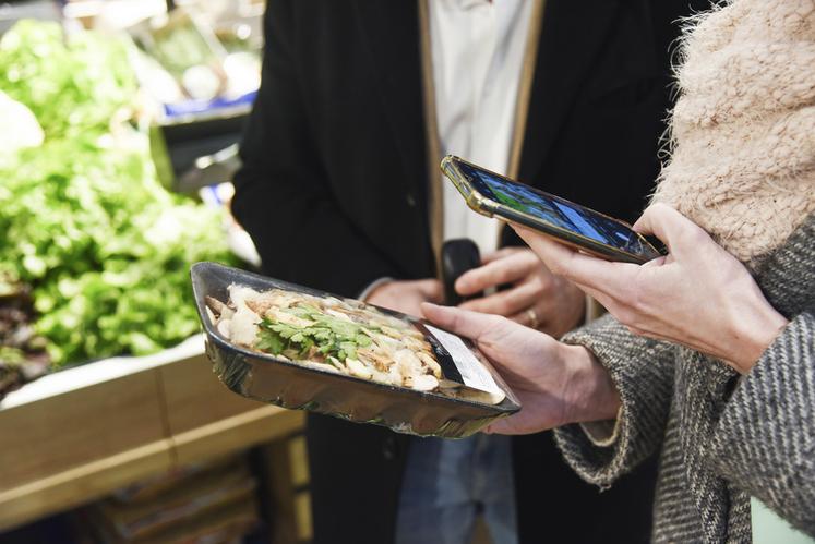 Le 14 février, à Maintenon. L'inspectrice de la DGCCRF scrute l'origine de chaque produit vendu au rayon fruits et légumes de l'Intermarché.
