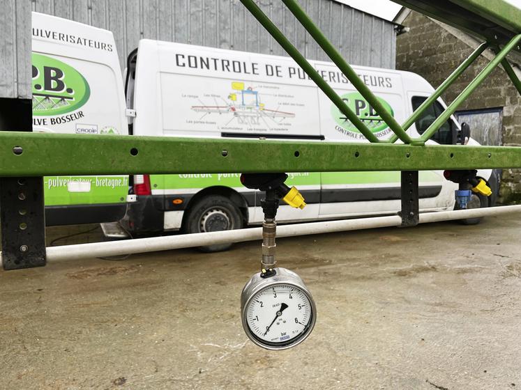 En vérifiant la pression à la buse, on s’assure du bon fonctionnement du manomètre du pulvérisateur.