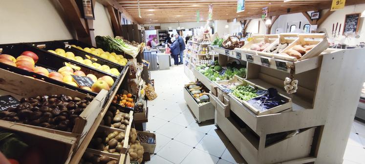 Le magasin de la Ferme du Louvier s’est équipé de nouveaux présentoirs et meubles fonctionnels, optimisant le rangement et la présentation des produits.