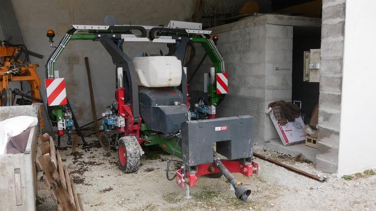 La cuve de 240 litres, au centre de l'appareil, alimente quatre buses, positionnées au niveau de chaque palpeur.