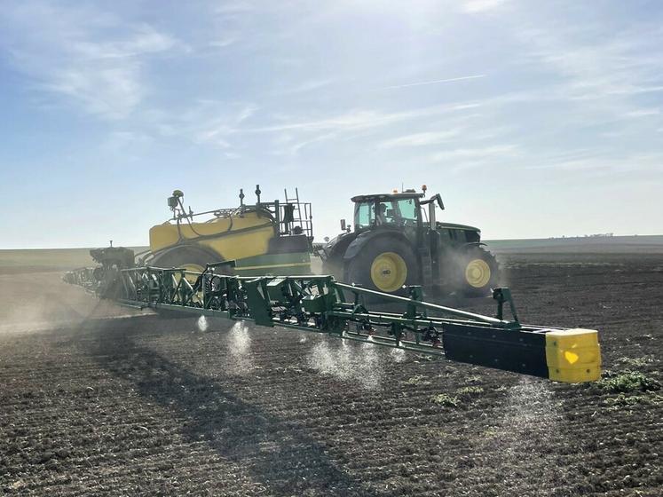 Le pulvérisateur John Deere R900i, équipé du See &amp; Spray, est désormais commercialisé en France.