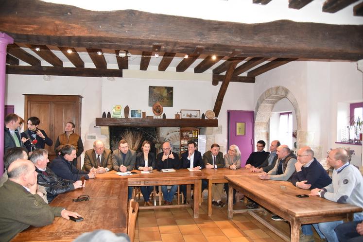 Échanges en salle avec les exploitants agricoles.