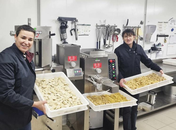 Mélanie Chardon et Vanessa, responsable de laboratoire, fabriquent la gamme de pâte à l’aide d’une extrudeuse et une raviolatrice de marque italienne qui assure le savoir-faire de la fabrication des pâtes. Un investissement qui a bénéficié du soutien de la Région.