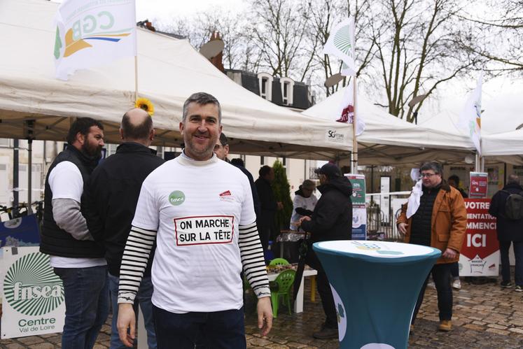 Sébastien Méry, président de la FNSEA 45, était présent pour répondre aux Loirétains au sujet du mouvement « On marche sur la tête ».