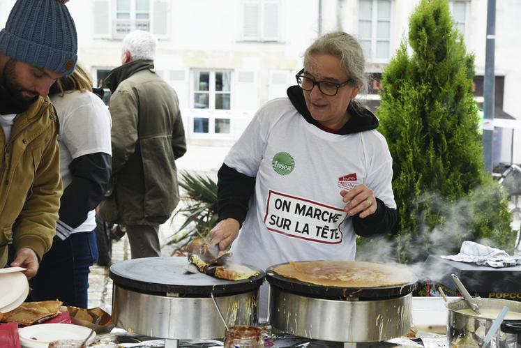 Les JA 45 étaient derrière les fourneaux pour préparer et servir des crêpes aux Orléanais.