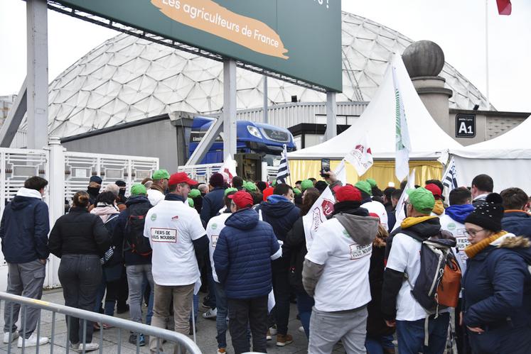 Très tôt le matin du 24 février, des agriculteurs se massent devant les grilles du Salon de l'agriculture.