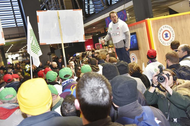 A l'intérieur du hall 1, la tension est vive.