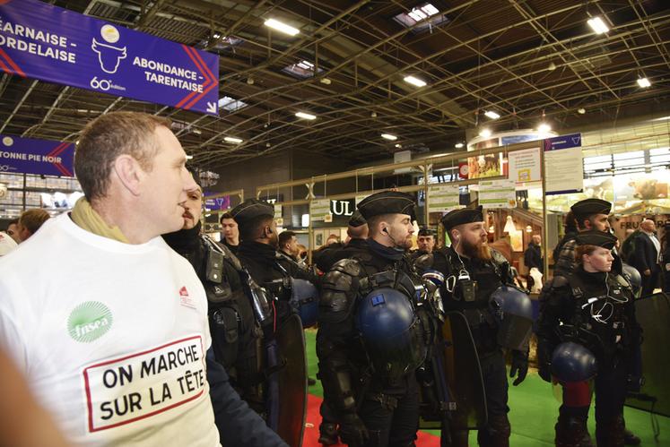 Face à face tendu entre agriculteurs et CRS.