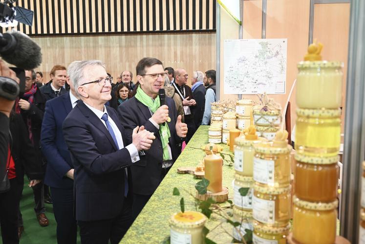 Durant la visite officielle, les élus ont abordé avec les producteurs les différentes problématiques de chacune des filières comme par exemple avec le miel et la concurrence étrangère déloyale. 