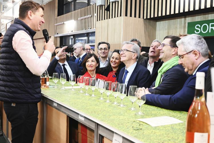 François Bonneau, Philippe Noyau, Sophie Brocas, préfète de la région Centre et Temanuata Girard, vice-présidente en charge de l'agriculture au conseil régional ont pris le temps de visiter tous les stands des producteurs de la région.