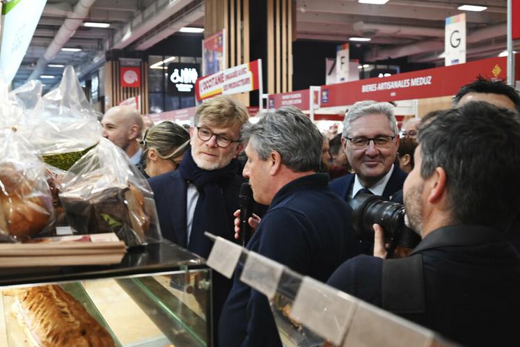 Marc Fesneau, ministre de l'agriculture et de la souveraineté alimentaire a pris le temps de venir rapidement durant l'inauguration afin d'échanger avec des producteurs de la région. 