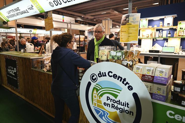 Sur le stand C du Centre, plusieurs producteurs de Loir-et-Cher étaient présents pour proposer leurs produits à la vente ainsi que d'échanger avec les consommateurs curieux. 