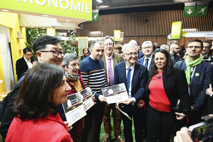 Sur le stand de la région Centre-val de Loire, François Bonneau a remis le premier prix aux chefs du lycée Augustin Thierry de Blois pour leur participation au concours « Nos chefs décrochent des étoiles ».