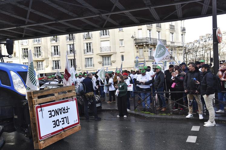 Paris, sortie de métro Sèvres-Lecourbe, 16 heures. Les manifestants s’équipent : sifflets, tee-shirt où ils affichent le leitmotiv de cette mobilisation, casquettes rouges et vertes… Les premiers tracteurs les rejoignent.
