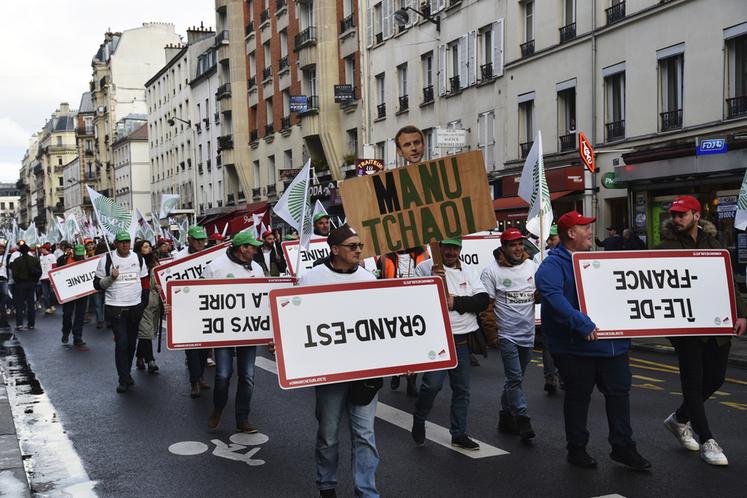 17 heures. Le cortège s’élance avec à sa tête quatorze tracteurs, représentant chacun une région française.