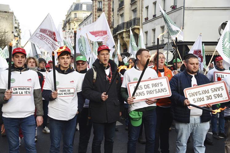 Les manifestants défilent sous le regard des Parisiens. Des torches ont été allumées.